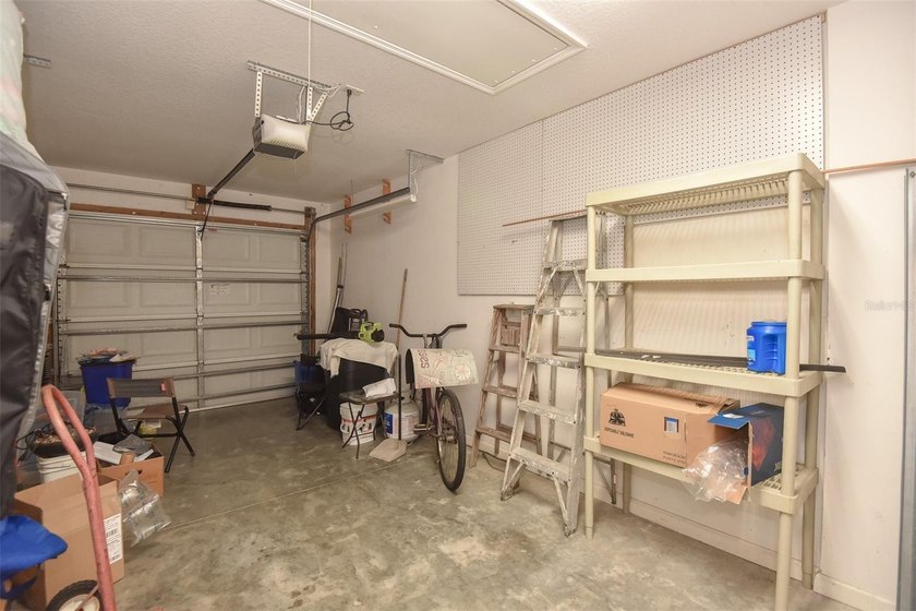 Welcome to this beautifully maintained 3-bedroom, 2-bathroom - photo 32