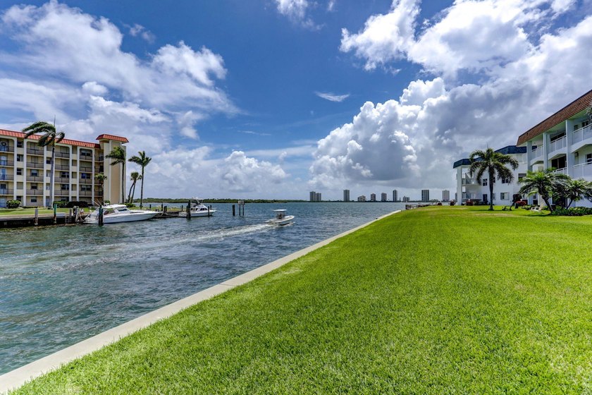 Enjoy direct water view of boats, fish, manatee, birds where the - photo 33