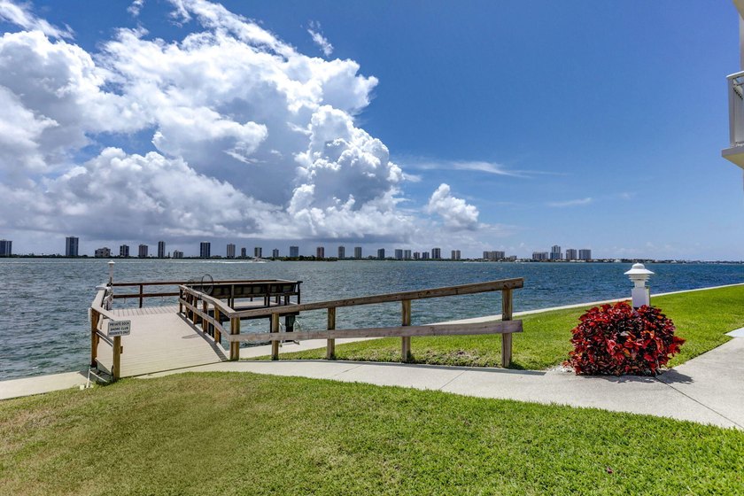 Enjoy direct water view of boats, fish, manatee, birds where the - photo 35