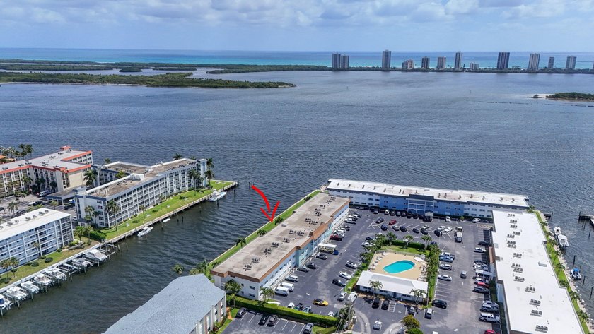 Enjoy direct water view of boats, fish, manatee, birds where the - photo 52