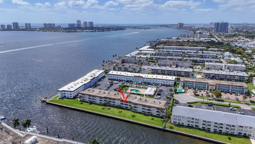 Enjoy direct water view of boats, fish, manatee, birds where the - photo 55
