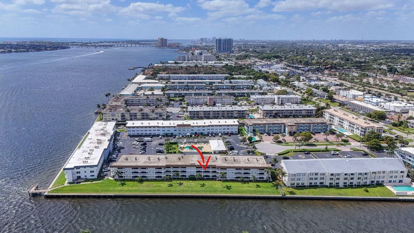 Enjoy direct water view of boats, fish, manatee, birds where the - photo 56