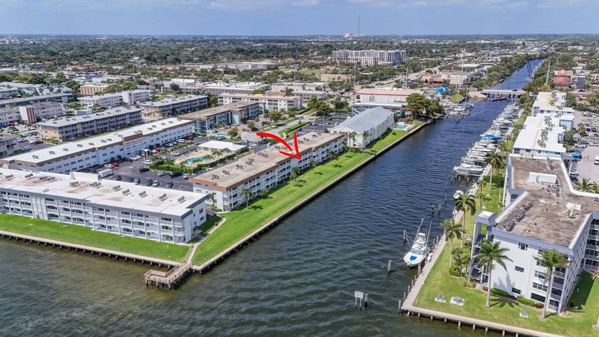 Enjoy direct water view of boats, fish, manatee, birds where the - photo 59