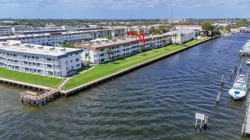 Enjoy direct water view of boats, fish, manatee, birds where the - photo 60