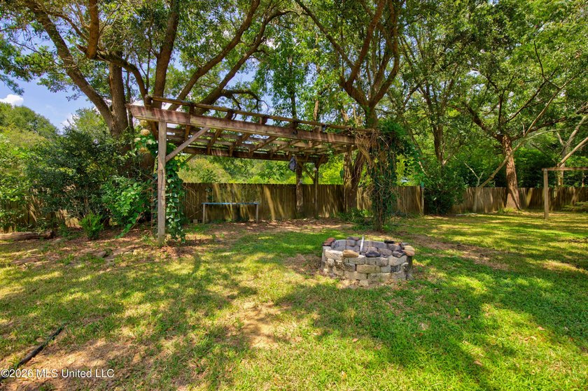 Looking for a move in ready 3 bedroom home in Gulfport with room - photo 31