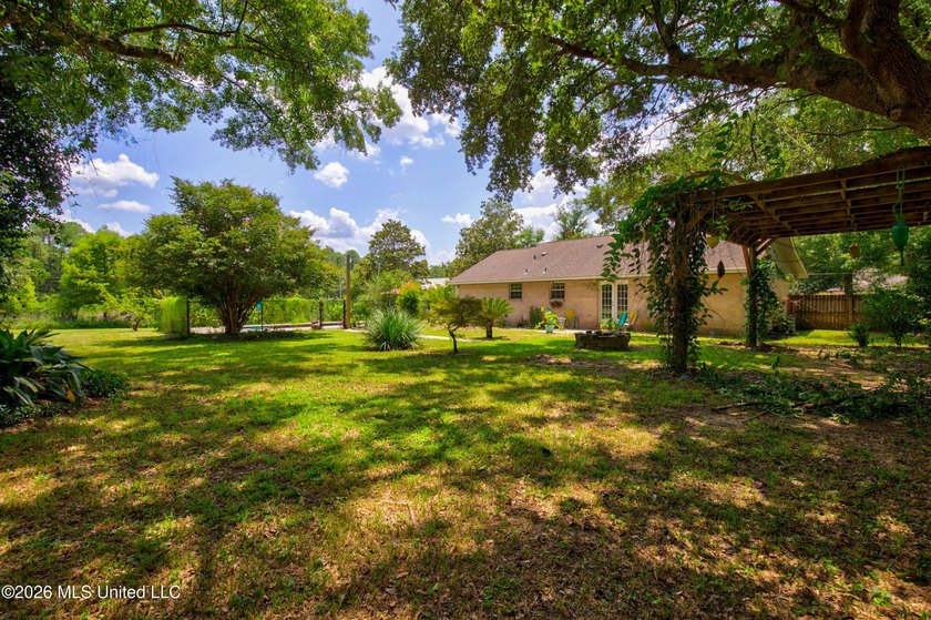 Looking for a move in ready 3 bedroom home in Gulfport with room - photo 33