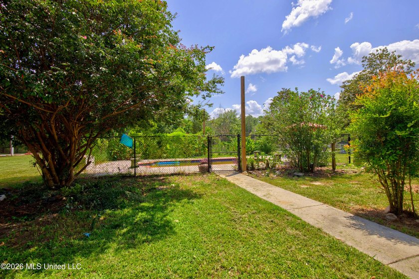 Looking for a move in ready 3 bedroom home in Gulfport with room - photo 36