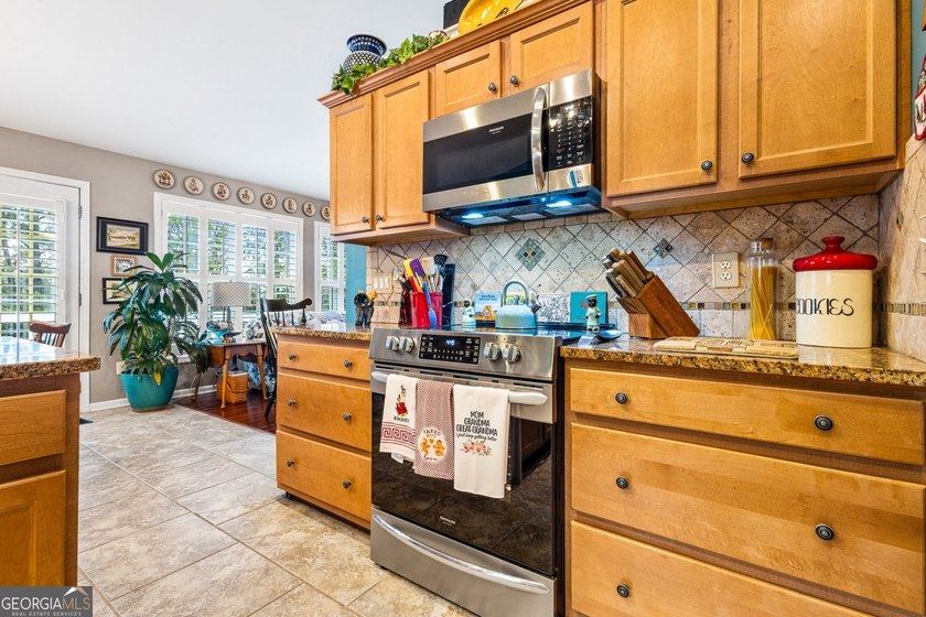 Welcome to a rare ranch-on-a-finished-basement retreat nestled - photo 8