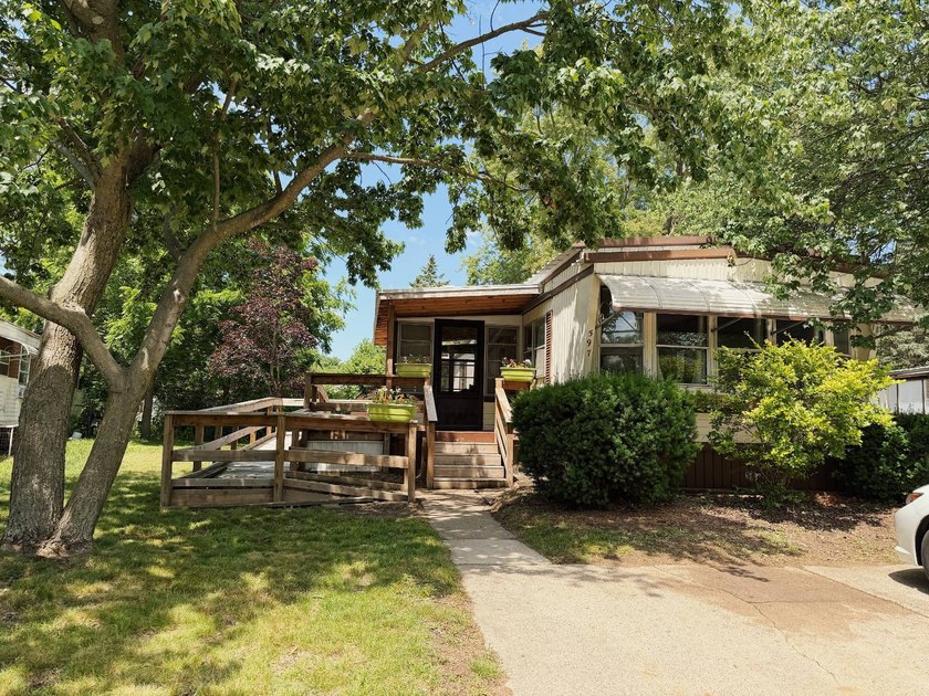 Welcome home to this charming and spacious 2 bedroom, 1 bathroom - photo 31