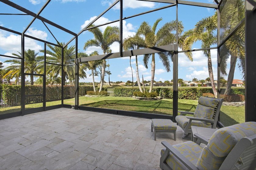 GORGEOUS golf views within Jupiter Country Club! Ideally set on - photo 2