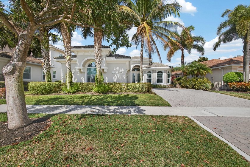 GORGEOUS golf views within Jupiter Country Club! Ideally set on - photo 5