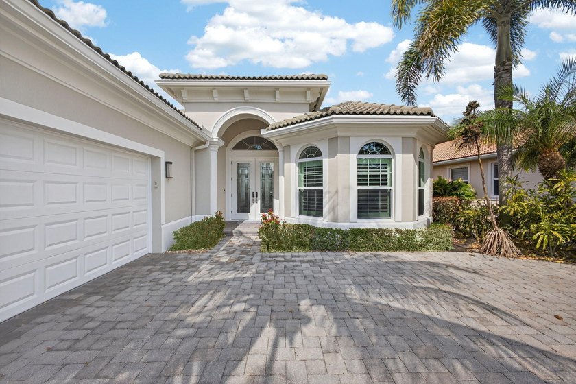 GORGEOUS golf views within Jupiter Country Club! Ideally set on - photo 6