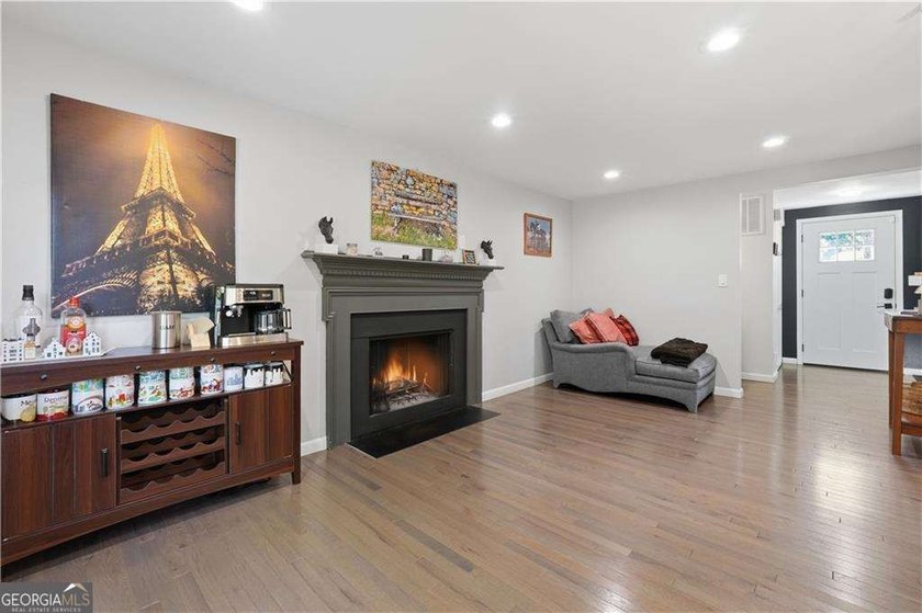 Beautifully renovated and move-in ready Roswell home, featuring - photo 7
