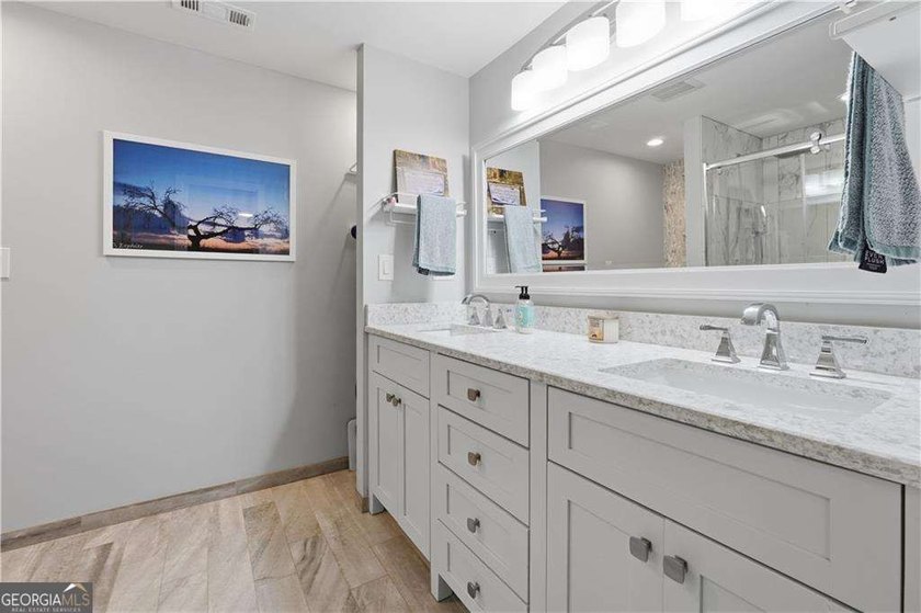 Beautifully renovated and move-in ready Roswell home, featuring - photo 9