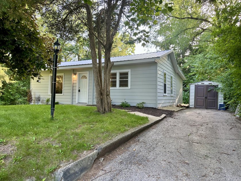 Enjoy peaceful living near Lake Ivanhoe! This charming 1-bedroom - photo 2