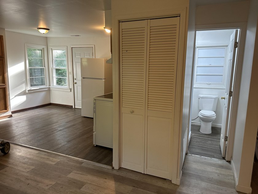 Enjoy peaceful living near Lake Ivanhoe! This charming 1-bedroom - photo 3