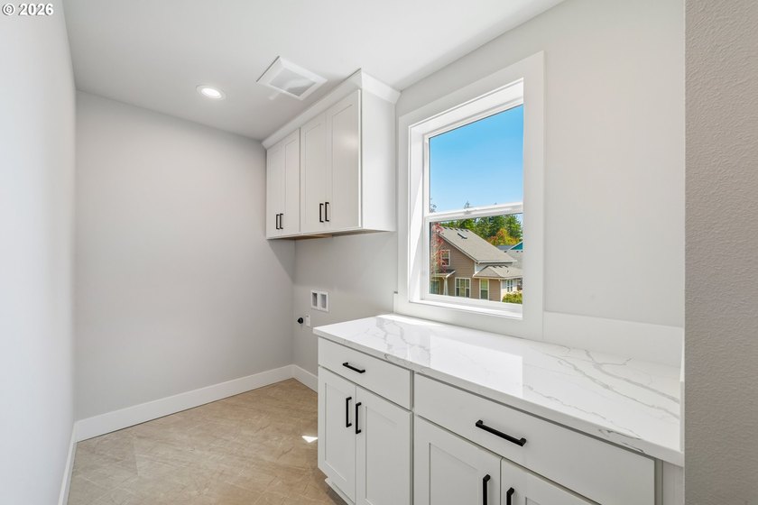 Beautiful new Traditional home backing to serene greenspace - photo 15