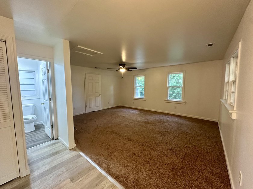 Enjoy peaceful living near Lake Ivanhoe! This charming 1-bedroom - photo 8