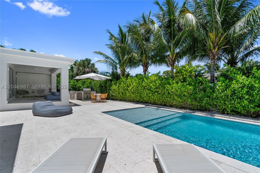 Step into this tastefully fully renovated 4 bedroom, 3.5 - photo 31
