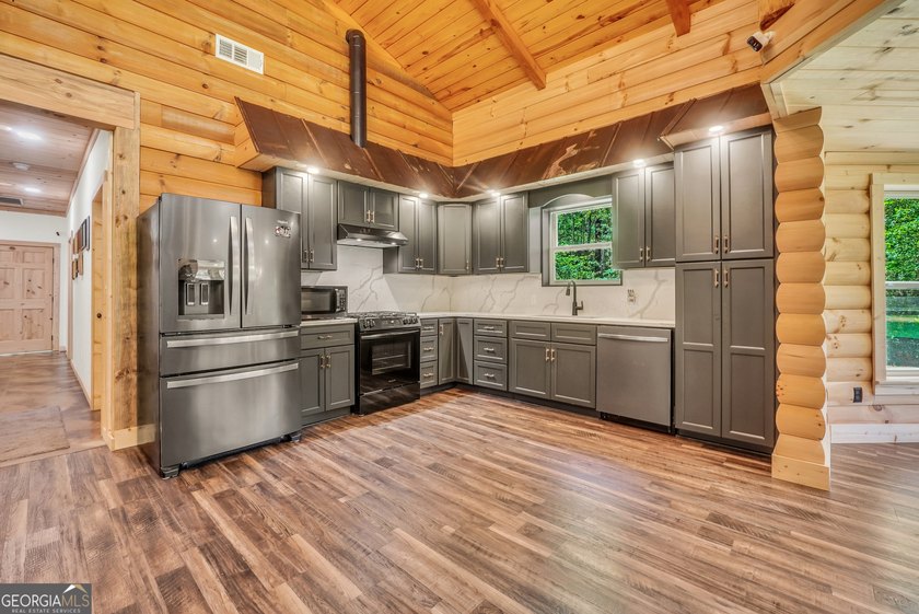 Beautifully custom-built log cabin style home privately situated - photo 20