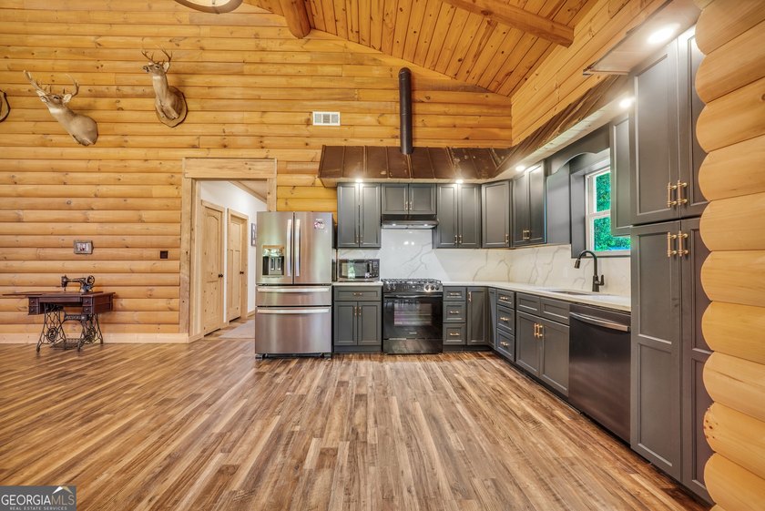 Beautifully custom-built log cabin style home privately situated - photo 22