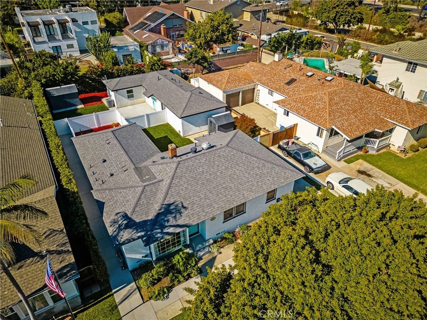 Great Lakewood Village Location. Single Family Residence with a - photo 2