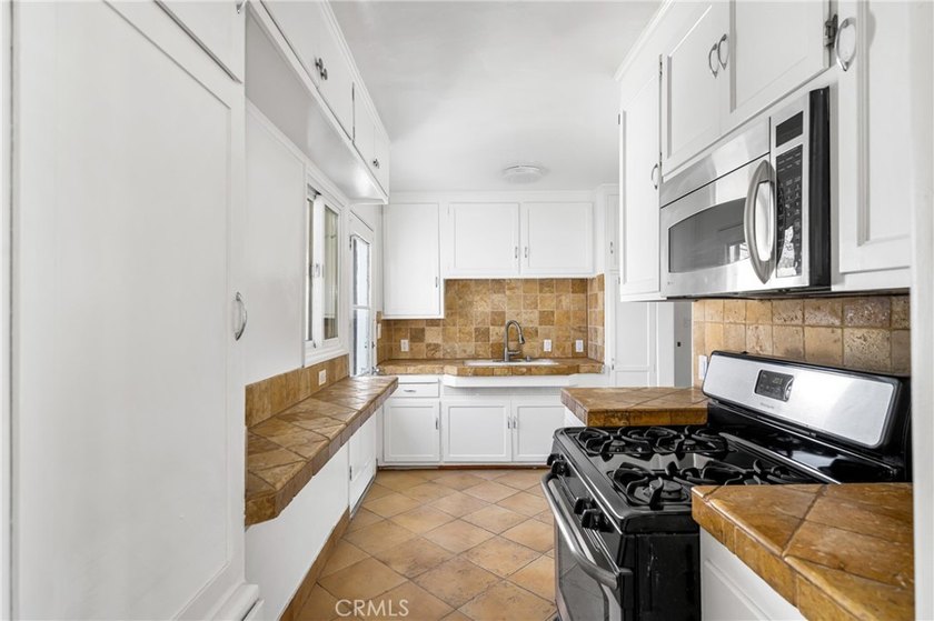 Great Lakewood Village Location. Single Family Residence with a - photo 8