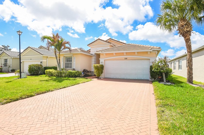 Beautiful home in Lake Forest at St Lucie West with lovely Lake - photo 2