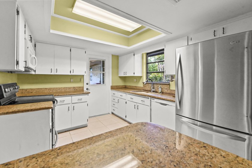 Welcome to this spacious home in the desirable Knob Hill - photo 16