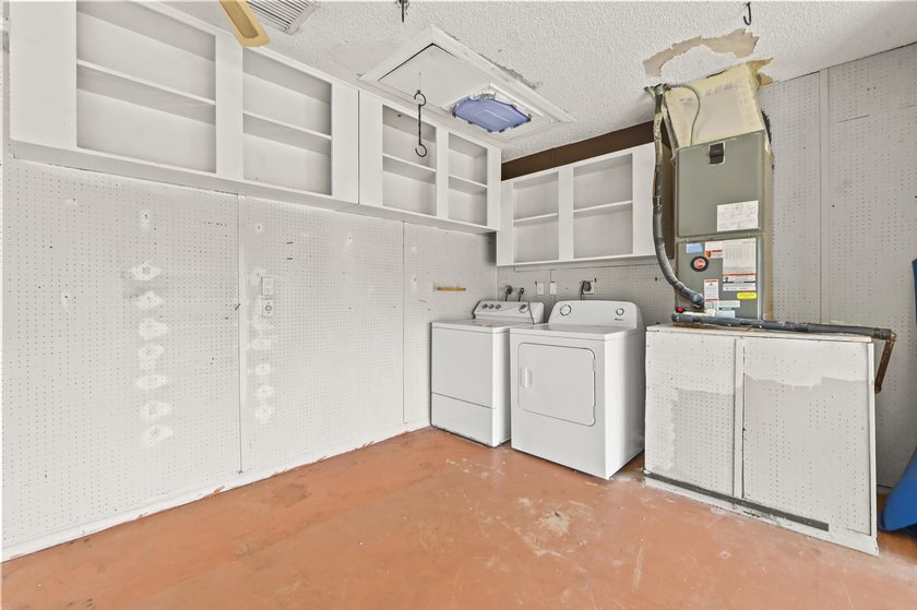 Welcome to this spacious home in the desirable Knob Hill - photo 29