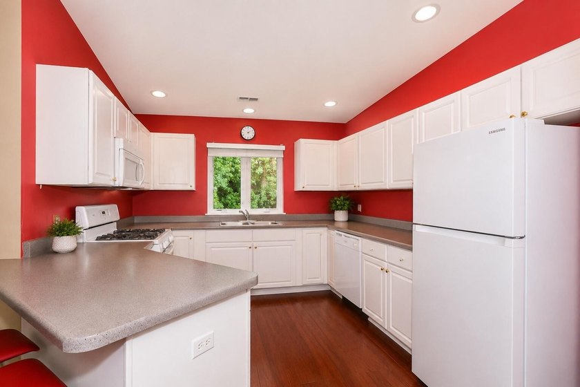 WILLIAMS BAY - BAYSIDE POINTE 2BR/2BA SECOND-FLOOR CONDO with - photo 10