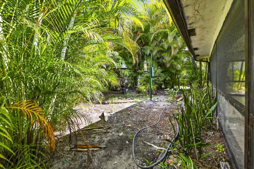 Welcome to this spacious home in the desirable Knob Hill - photo 34