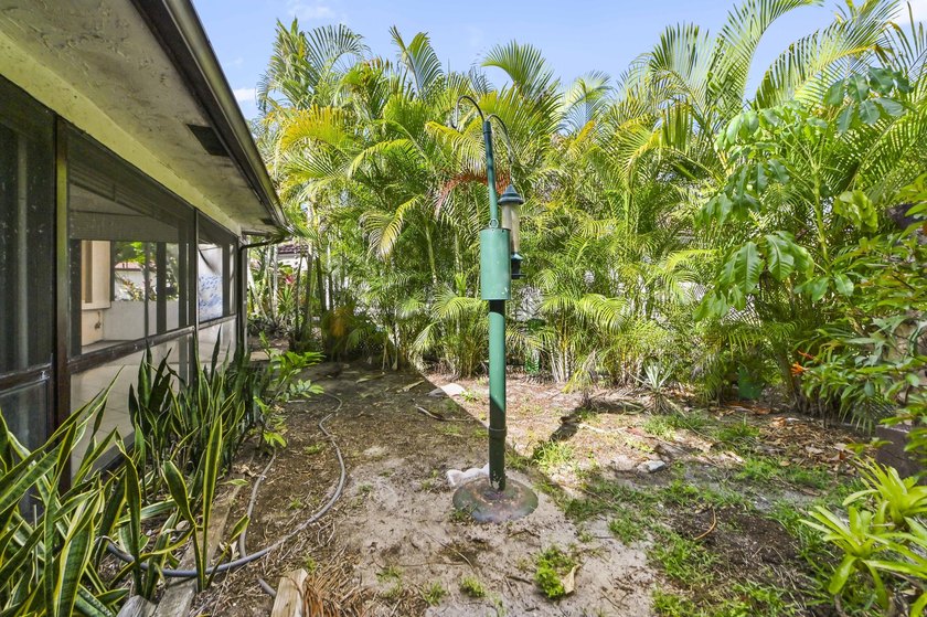 Welcome to this spacious home in the desirable Knob Hill - photo 35