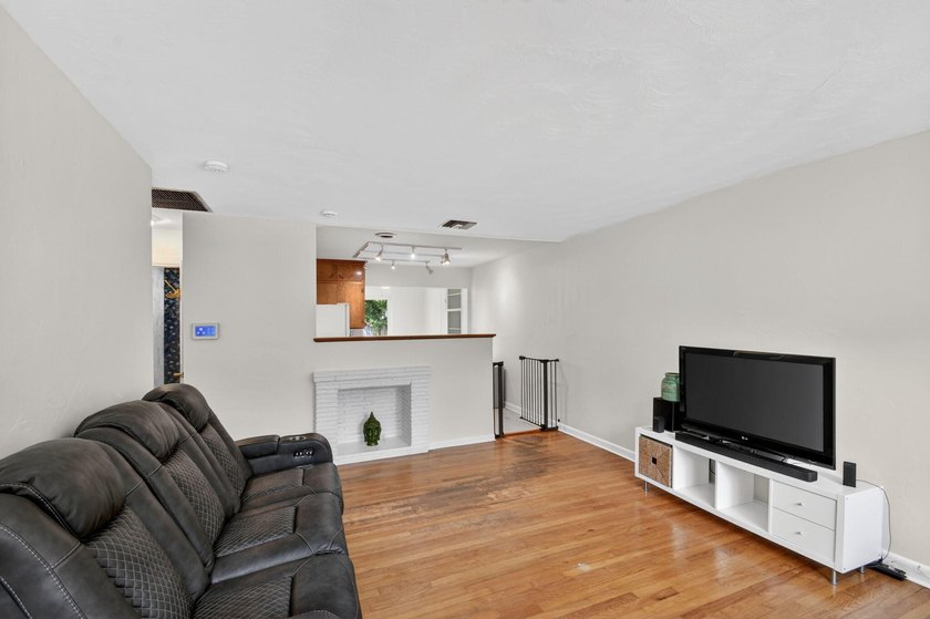 Now considering BACKUP OFFERS! Owner owned and occupied DUPLEX - photo 11