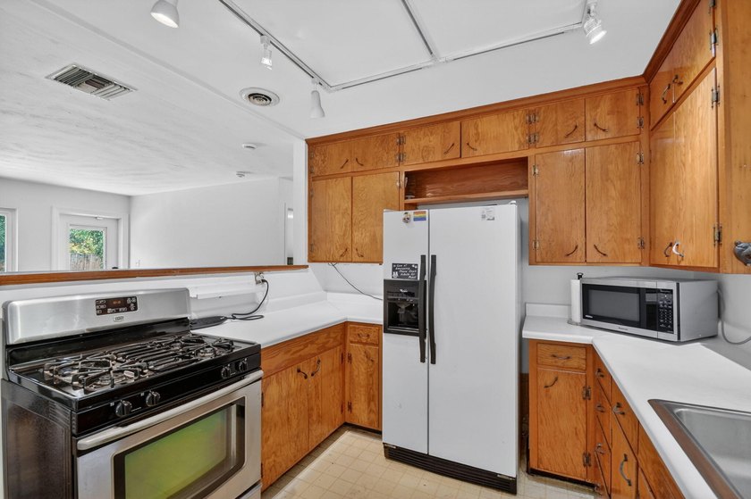 Now considering BACKUP OFFERS! Owner owned and occupied DUPLEX - photo 17
