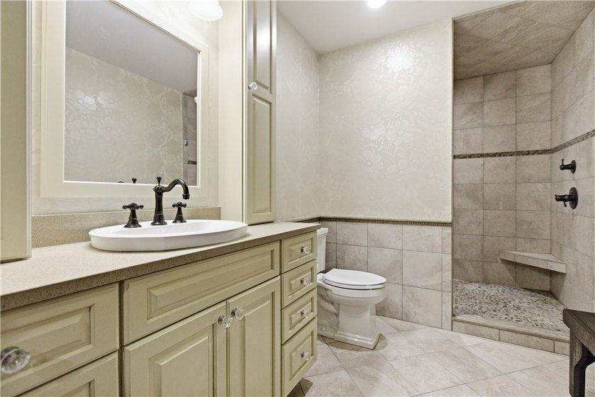 Stunning luxury multi-generational property on a professionally - photo 33