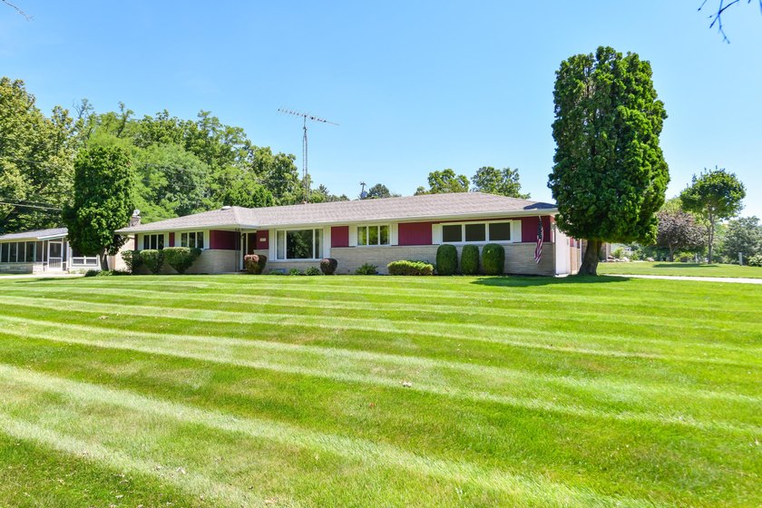 Spacious and inviting 3 bedroom, 2 bath ranch on a beautiful - photo 2
