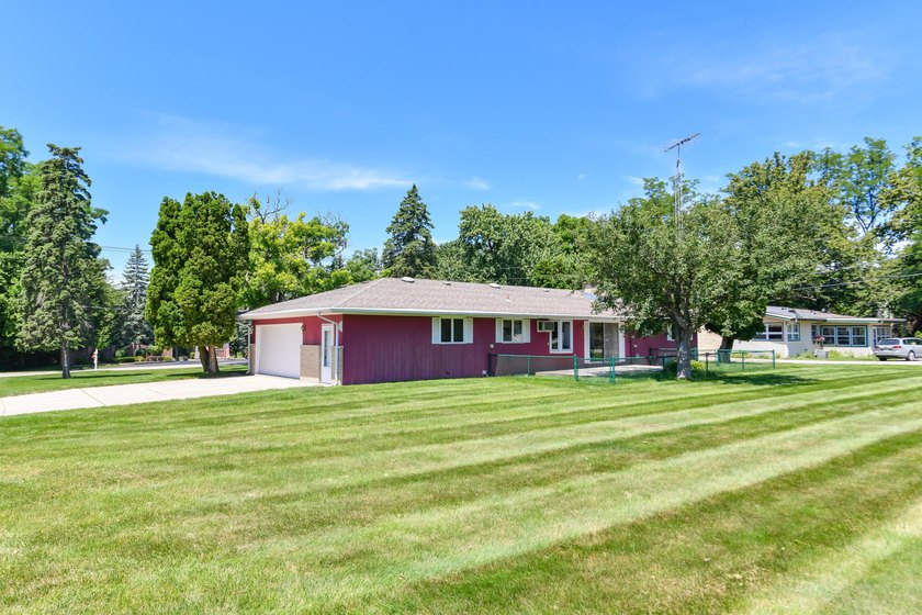 Spacious and inviting 3 bedroom, 2 bath ranch on a beautiful - photo 8