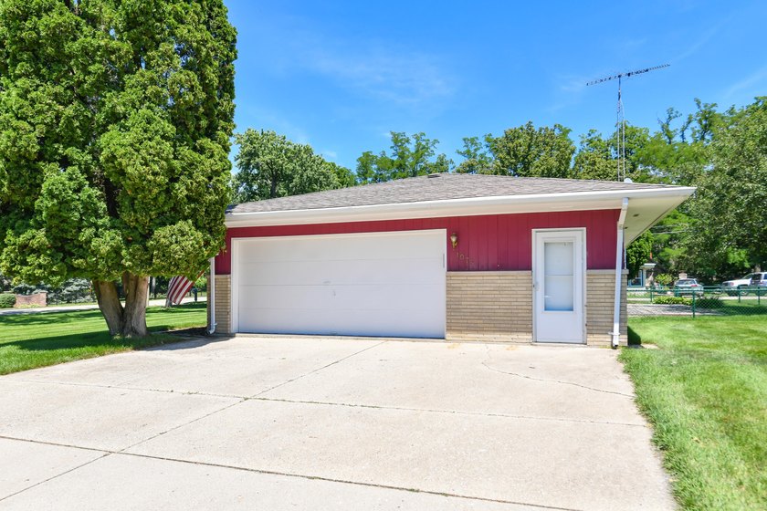 Spacious and inviting 3 bedroom, 2 bath ranch on a beautiful - photo 9