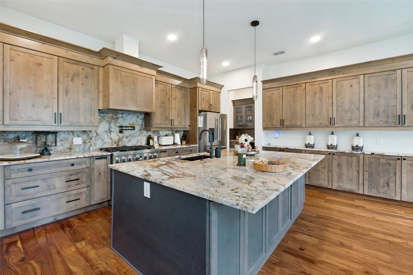 Luxury Live Auction! Bidding to start from $925,000.00! Tucked - photo 11