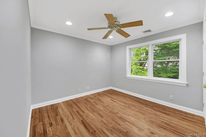 Welcome to this beautiful single-family Colonial home, perfectly - photo 14