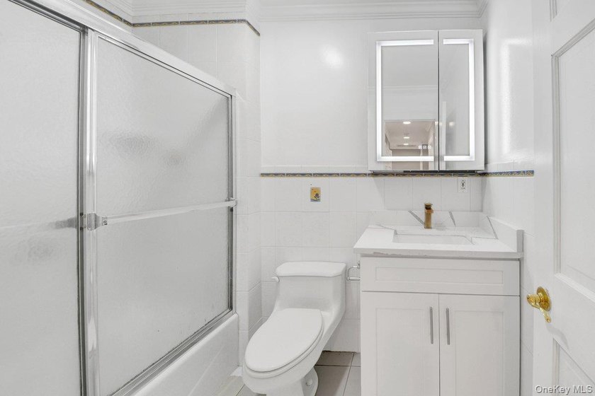 Welcome to this beautiful single-family Colonial home, perfectly - photo 15