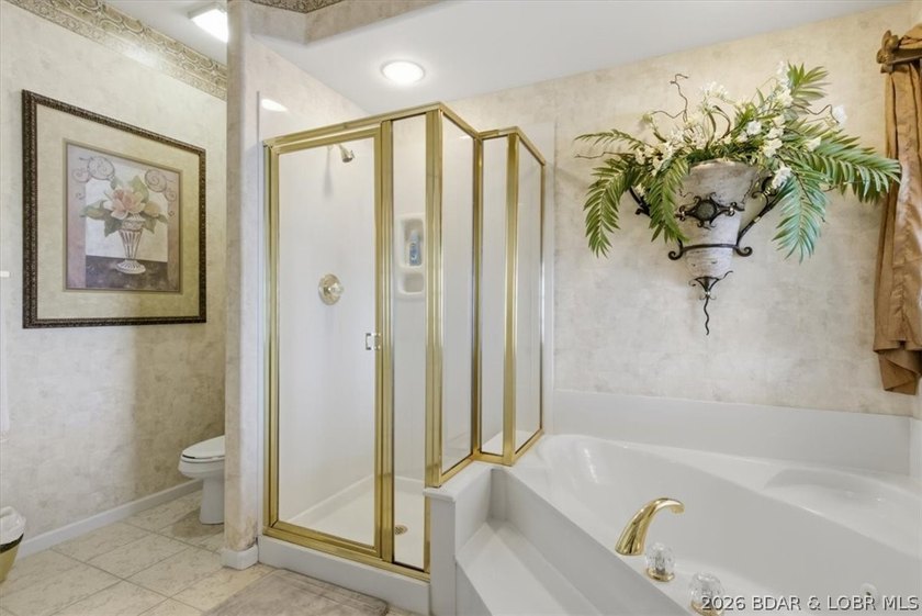 This light-filled condo with three bedrooms and three bathrooms - photo 20