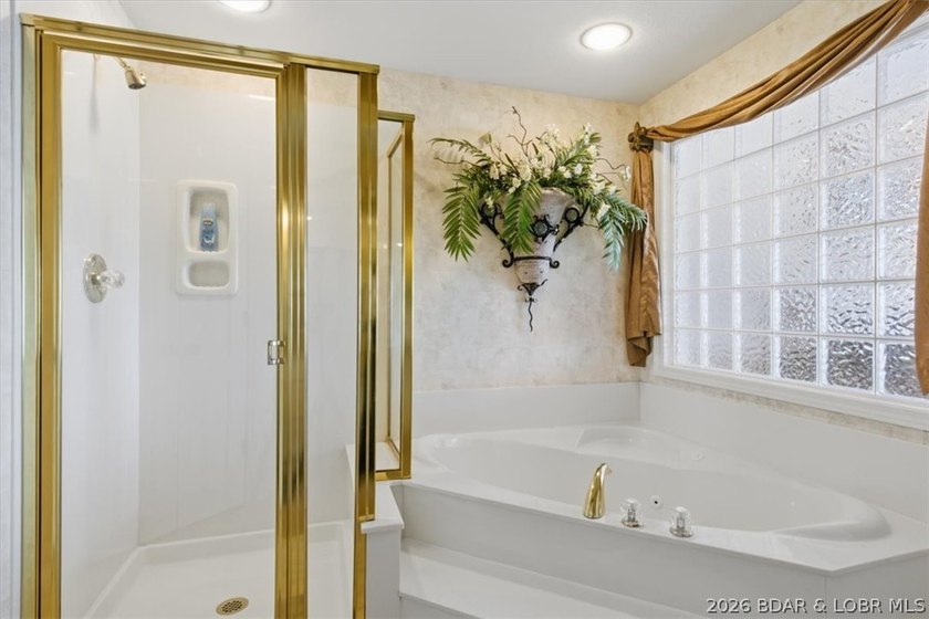 This light-filled condo with three bedrooms and three bathrooms - photo 21