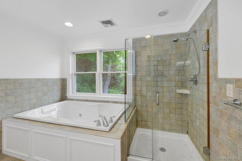 Welcome to this beautiful single-family Colonial home, perfectly - photo 23