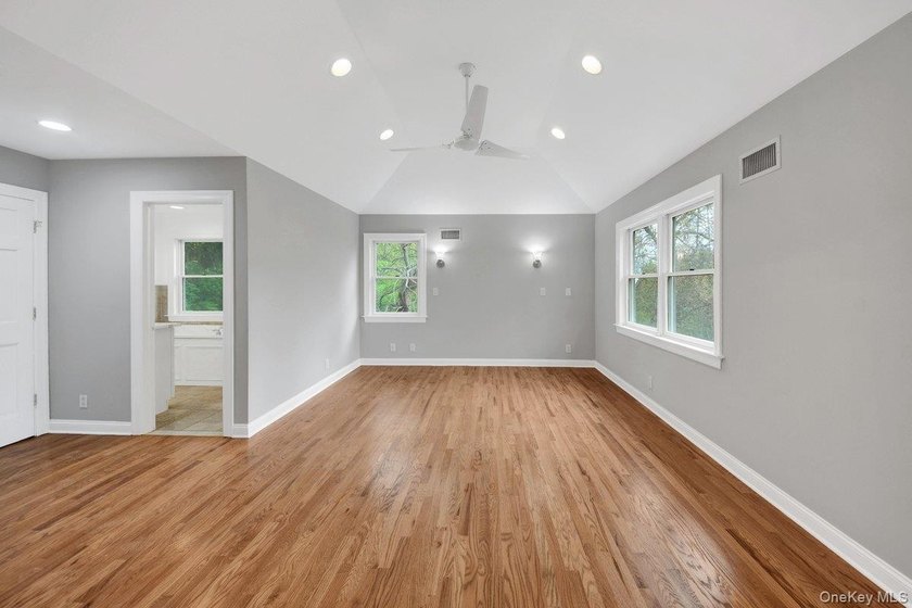 Welcome to this beautiful single-family Colonial home, perfectly - photo 26