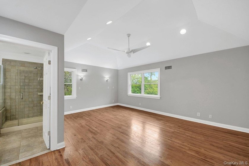 Welcome to this beautiful single-family Colonial home, perfectly - photo 28