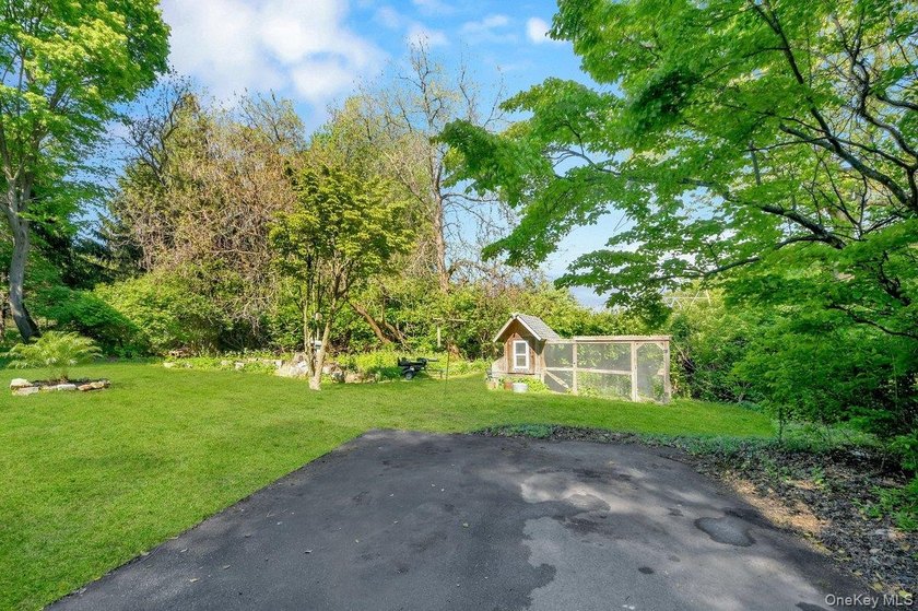 Welcome to this beautiful single-family Colonial home, perfectly - photo 32