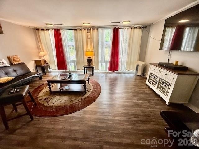 Welcome to this beautiful home in the heart of the city of - photo 3