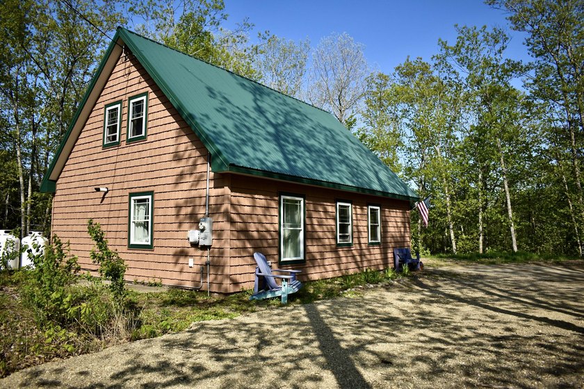 Built in 2016, this charming one-owner Cape offers the perfect - photo 3